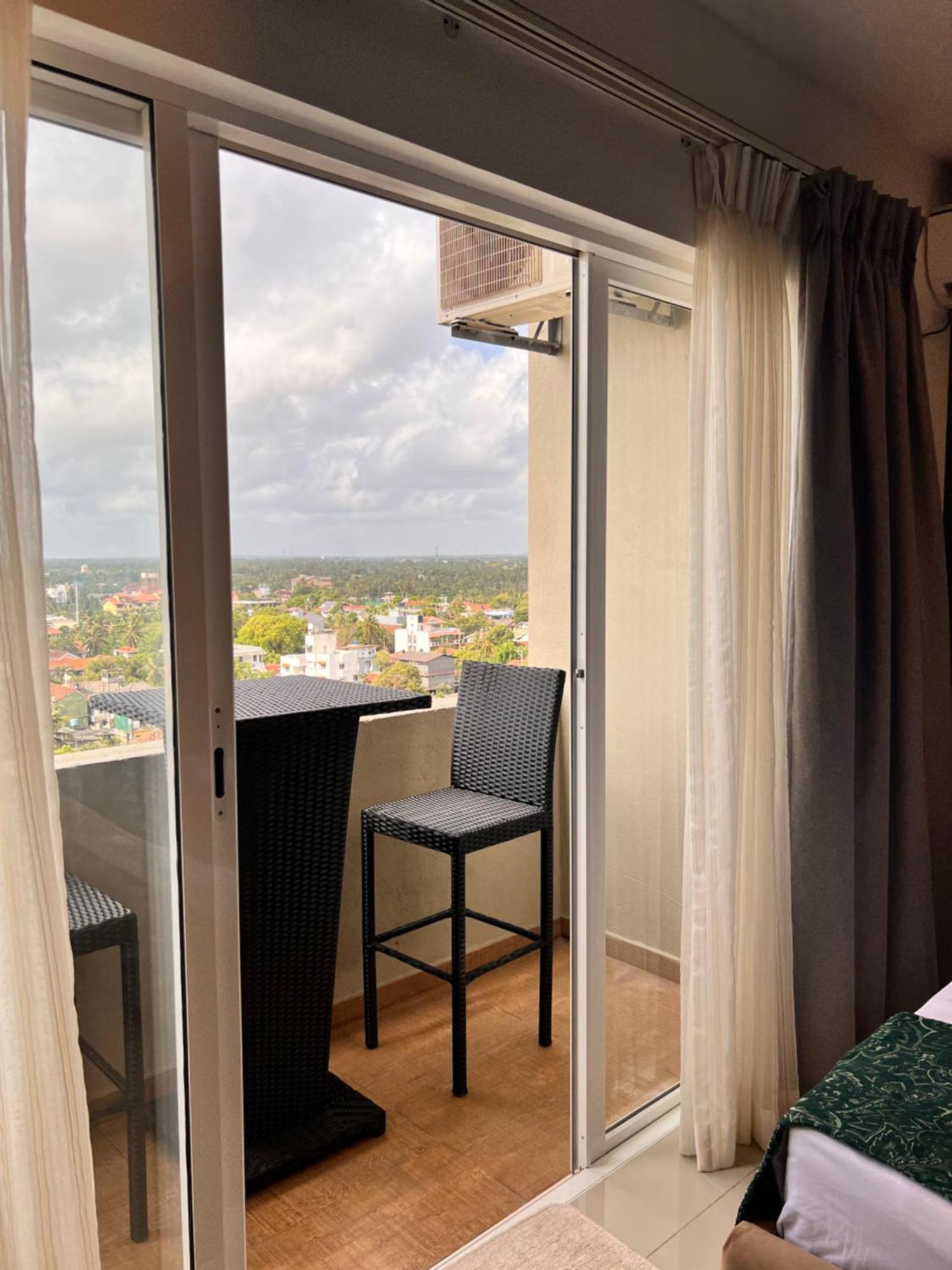 Ocean Breeze Negombo- Tidesend Luxury Beach Apartments Eksteriør bilde