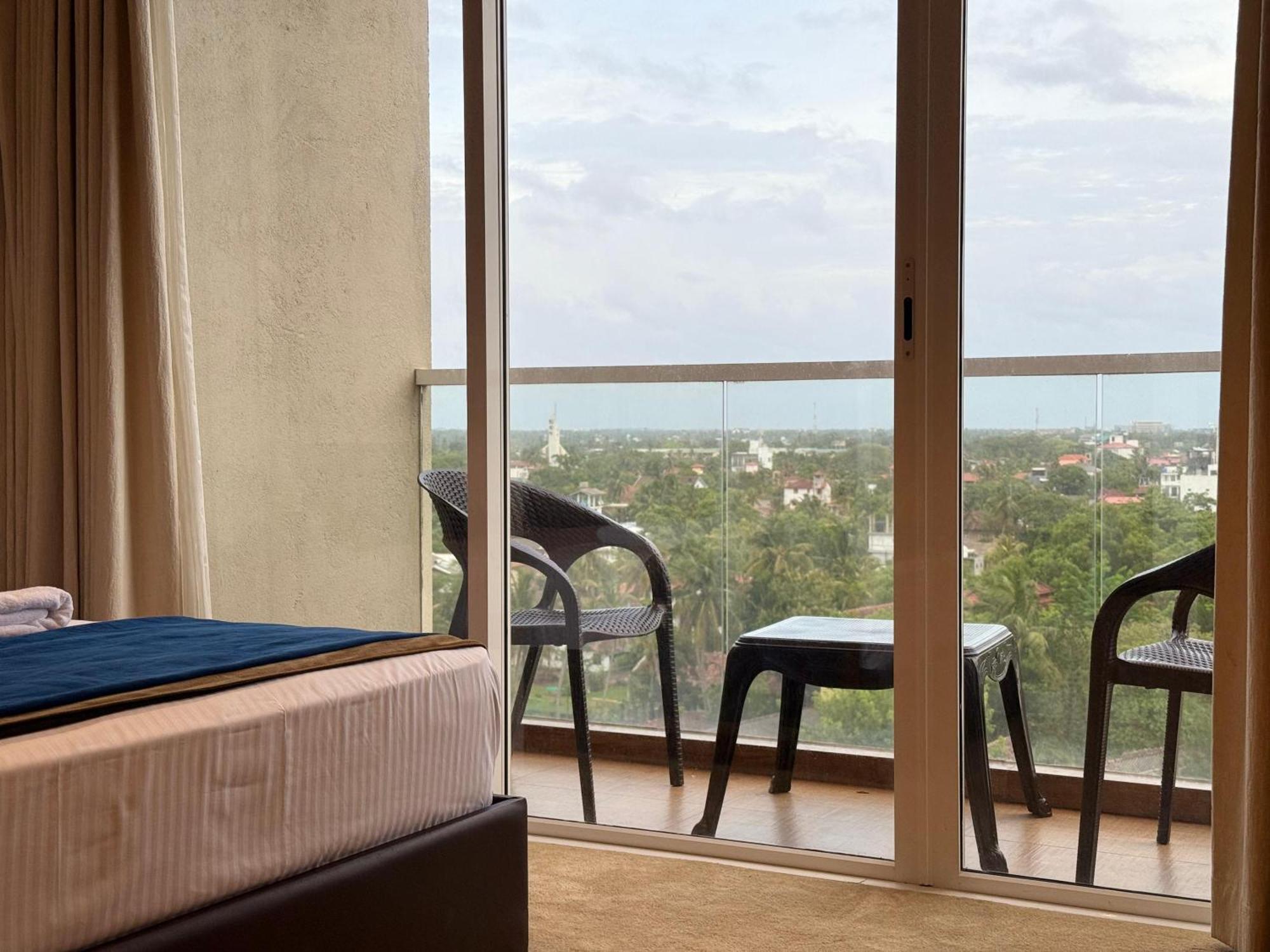 Ocean Breeze Negombo- Tidesend Luxury Beach Apartments Eksteriør bilde